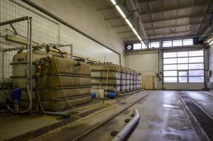 Große Behälter sammeln Regenwasser