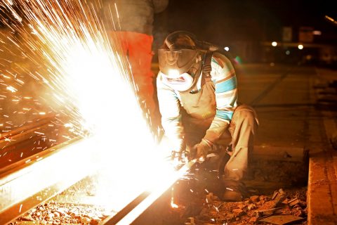 Schweißarbeiten in der Nacht auf der Olvenstedter Straße (Foto: Peter Gercke)