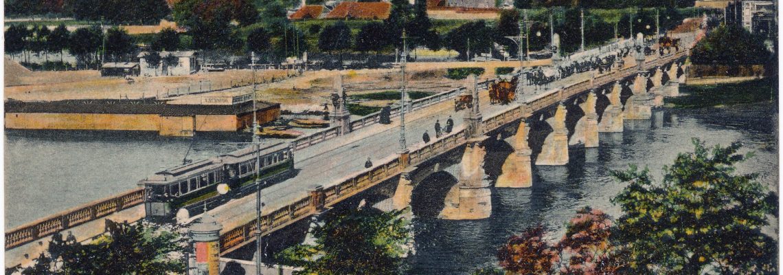 Eine historische Ansichtskarte der „langen Brücke“ zeigt eine Elektrische mit Blick Richtung Dom um 1912. (AK Louis Koch, Sammlung: Ralf Kozica)