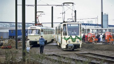Rund um die neue Endstelle gab es 1991 noch allerhand zu tun, was die Eröffnungsfahrgäste jedoch nicht davon abhalten konnte, als erste über die neue Strecke zu fahren. Foto: Heiko Kiep/IGNah 
