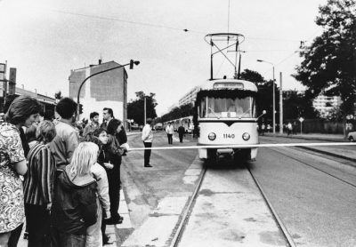 Am 3. Oktober 1975 wurde die Streckenverlängerung in das Neubaugebiet Nord von der Kastanienstraße zur Barleber Chaussee (heute Neustädter See) eröffnet Foto: Rudolf Poprawa/Sammlung IGNah