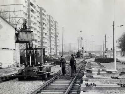 Bauarbeiten an der Ebendorfer Chaussee zur Errichtung der neuen Straßenbahnstrecke. Foto: MVB-Archiv