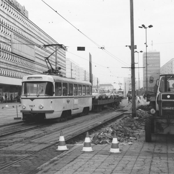 Güterstraßenbahn im Magdeburg der 1980er Jahre: Ein "normaler" T4D zog zwei Güterwagen. Darauf wurden PKW vom Bahnhof Neustadt zur Kroatenwuhne transportiert. Die Güterwagen sind im Eigenbau entstanden. Heute existiert nurnoch ein Wagen, der in einem Museum bei Hannover steht. Der andere wurde 2020 verschrottet. Bild: Andreas Gürtler