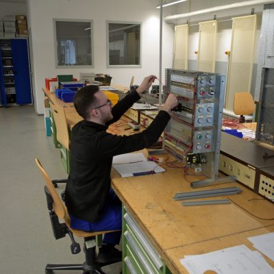Arne bei der Elektronik-Ausbildung in Sudenburg