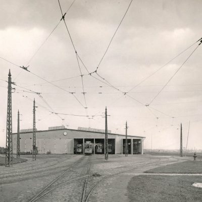 Das Foto vom Depot der Vorortbahn in Westerhüsen entstand 1926 im Zuge der Inbetriebnahme der Streckenverlängerung nach Frohse.
Foto: Sammlung Karl-Georg Heßler/Ralf Kozica
