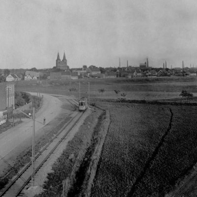 Die Vorortbahnstrecke 1926 auf Höhe des Bullenwiesenwegs, im Hintergrund ist Frohse zu sehen
Foto: Sammlung Karl-Georg Heßler/Ralf Kozica
