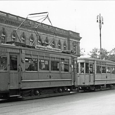 Die Vorortbahnwagen waren kraftvolle und geräumige, vom Stil der Neuen Sachlichkeit geprägte Straßenbahnwagen. Das Foto entstand am 6. Mai 1937 am Hauptbahnhof
Foto: Archiv VDVA, Friedrich Grünwald, 08.005
