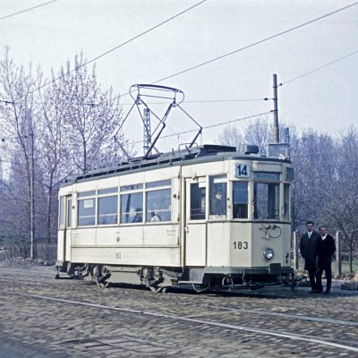 Die Linie 14 wurde 1966 auf den Streckenabschnitt Westerhüsen - Schönebeck verkürzt. Hier wartet der Pendelwagen auf den Zug der Linie 12 aus Richtung Stadt
Foto: Sammlung IGNah/Wolfgang Schreiner
