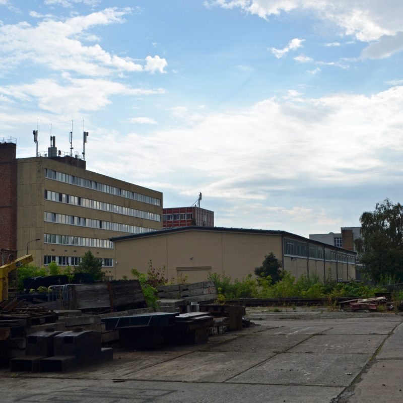 Direkt neben dem Gelände der MVB stehen die Häuser der ehemaligen Bezirksverwaltung der Stasi. Heute sind hier vor allem Verwaltungseinrichtungen der Stadt Magdeburg untergebracht.