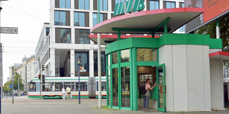 Der Verkaufsstand an der Ernst-Reuter-Allee steht in der Nähe der Haltestelle "Alter Markt", zentral in der Innenstadt gelegen. Hier können bis zu drei Mitarbeiterinnen und Mitarbeiter paralell arbeiten.