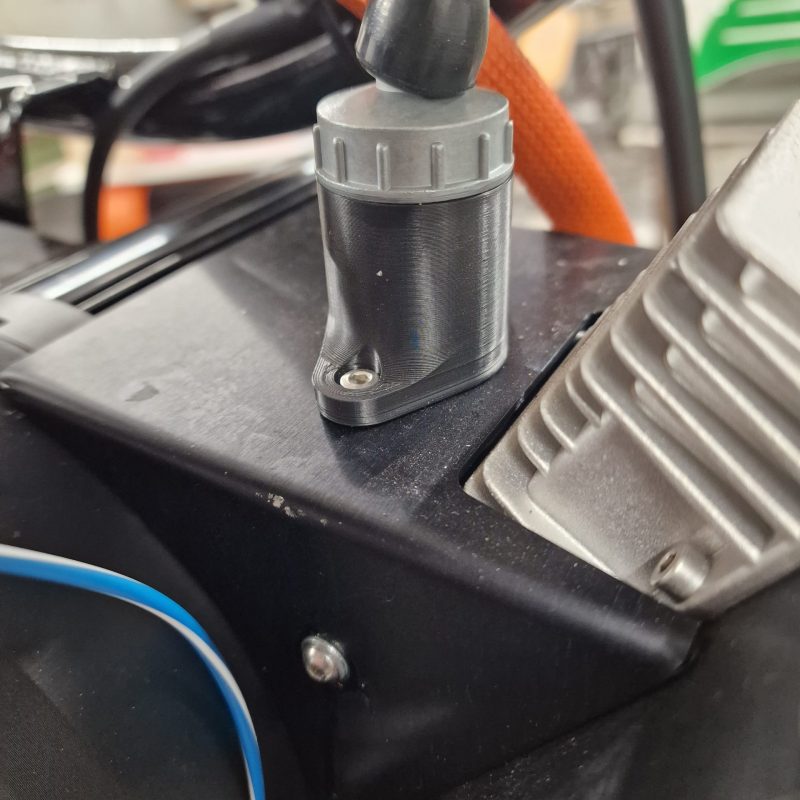 Auch im 3D-Druck hergestellte Teile kommen zum Einsatz: Dieser schwarze Kunststoff-Zylinder nimmt den originalen Bowdenzug vom Gas-Drehgriff am Lenker auf. So lässt sich die Geschwindigkeit steuern und das mit originalen Teilen.