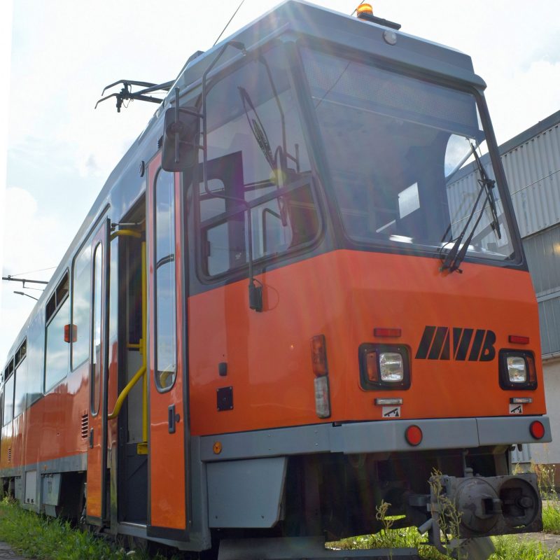 Die beiden Wagen kamen 2017 aus Berlin nach Magdeburg. Bei der BVG zur Fahrgastbeförderung eingesetzt, wurden sie nach ihrer dortigen Ausmusterung für die MVB zum Schleifwagen umgebaut.