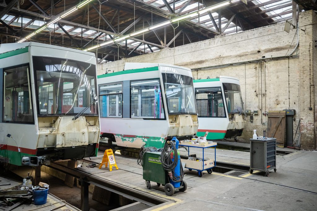 Straßenbahnen in der Instandhaltung in der Hauptwerkstatt Brückfeld.