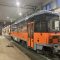 Arbeitswagen mit neuer orange-schwarzer Gestaltung in einer Werkhalle, beschriftet mit 'Schleifwagen' und 'MVB'
