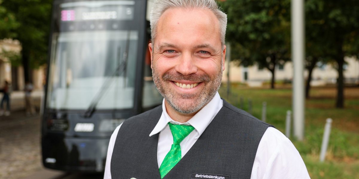 Fahrlehrer Steven Rausch ist der erste, der die Flexity im Linieneinsatz fahren durfte.
