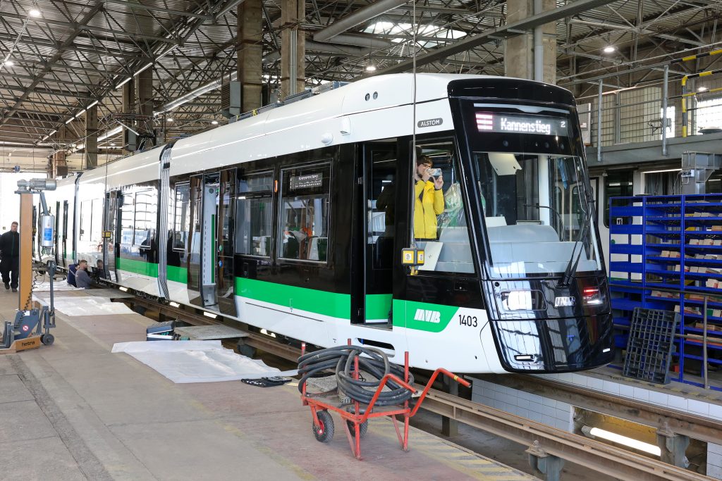 Flexity-Straßenbahn in der Werkstatthalle.