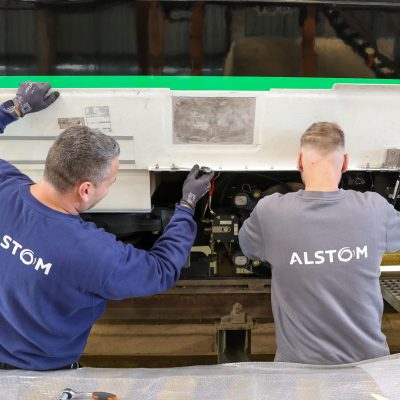 Techniker von Alstom montieren die Drehgestellblenden.