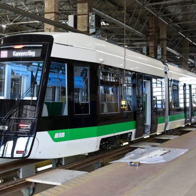 Flexity-Triebwagen 1403 nach der Anlieferung in der Werkstatthalle.