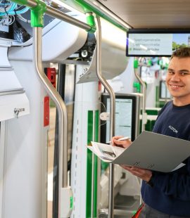 Veit Rodemann nimmt die neue Flexity in Betrieb.