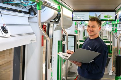 Veit Rodemann nimmt die neue Flexity in Betrieb.