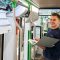 Veit Rodemann nimmt die neue Flexity in Betrieb.