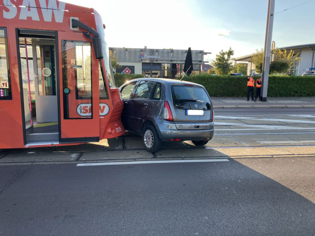 Unfall: Auto kollidiert mit Straßenbahn beim Abbiegen.