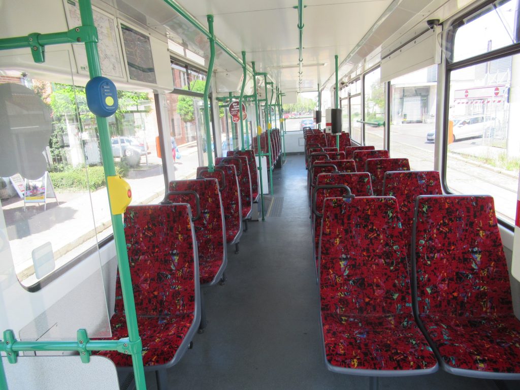 Im Inneren des Wagens wurde ebenfalls alles farblich an Magdeburg angepasst. Die Sitze mit dem ursprünglich rot-gemusterten Flächen, die Haltestangen in grün. 