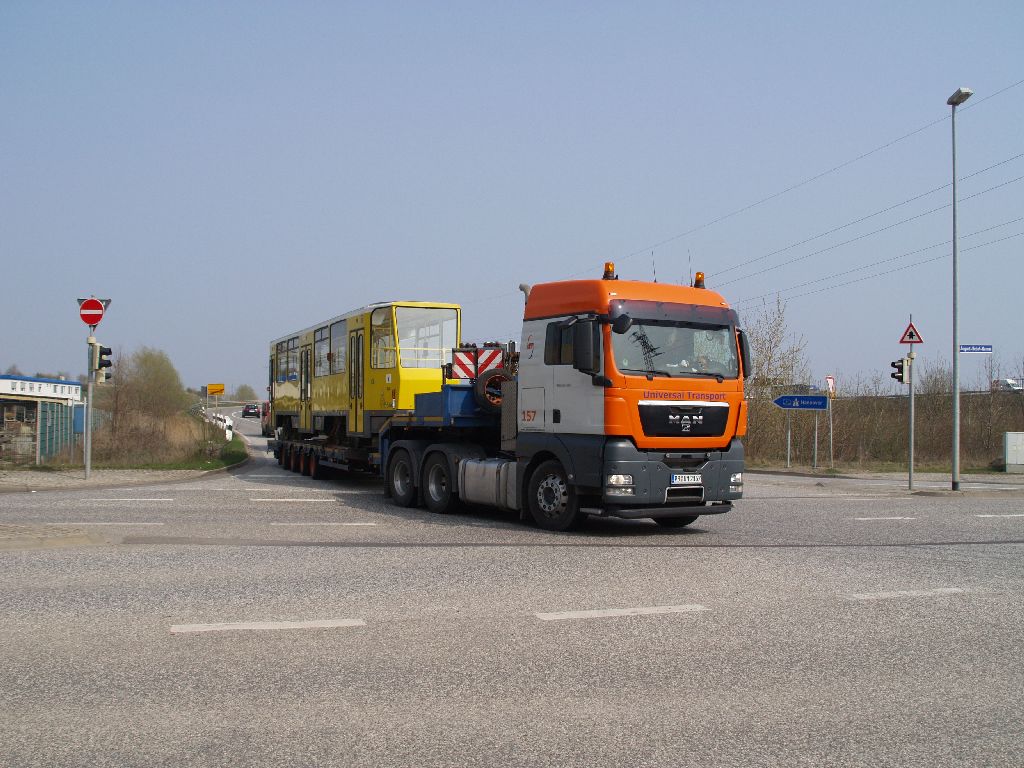 Auf einem Tieflader wird einer der Beiwagen angeliefert. Er kommt gerade aus Berlin und ist noch in gelbem Gewand.