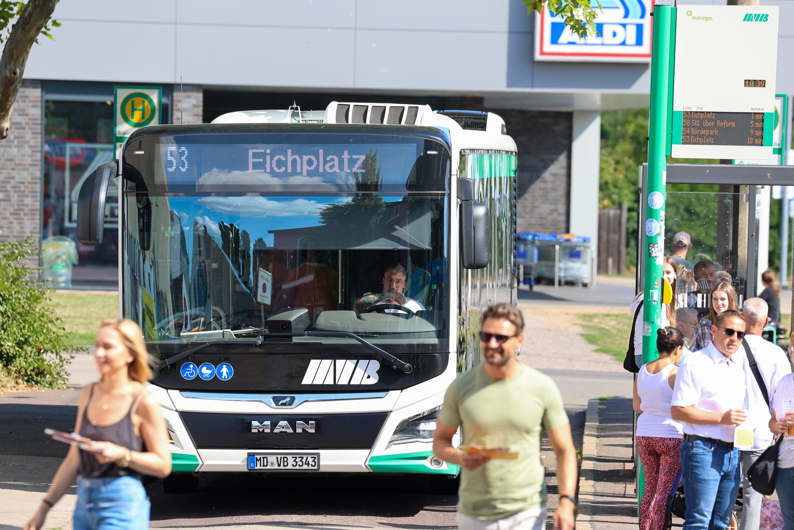 Buslinie 53 an der Haltestelle Braunlager Straße