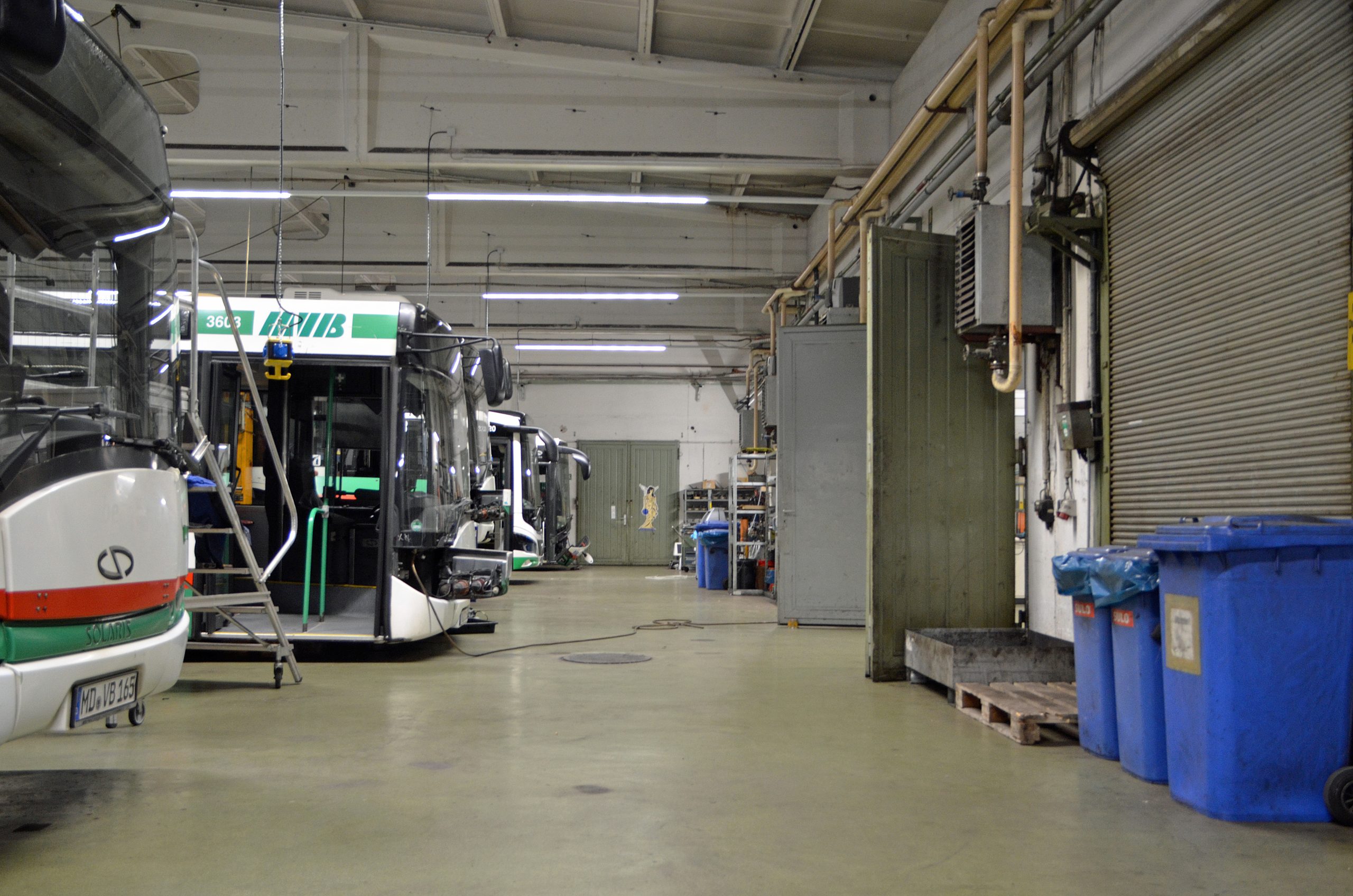 Busse in der Werkstatthalle