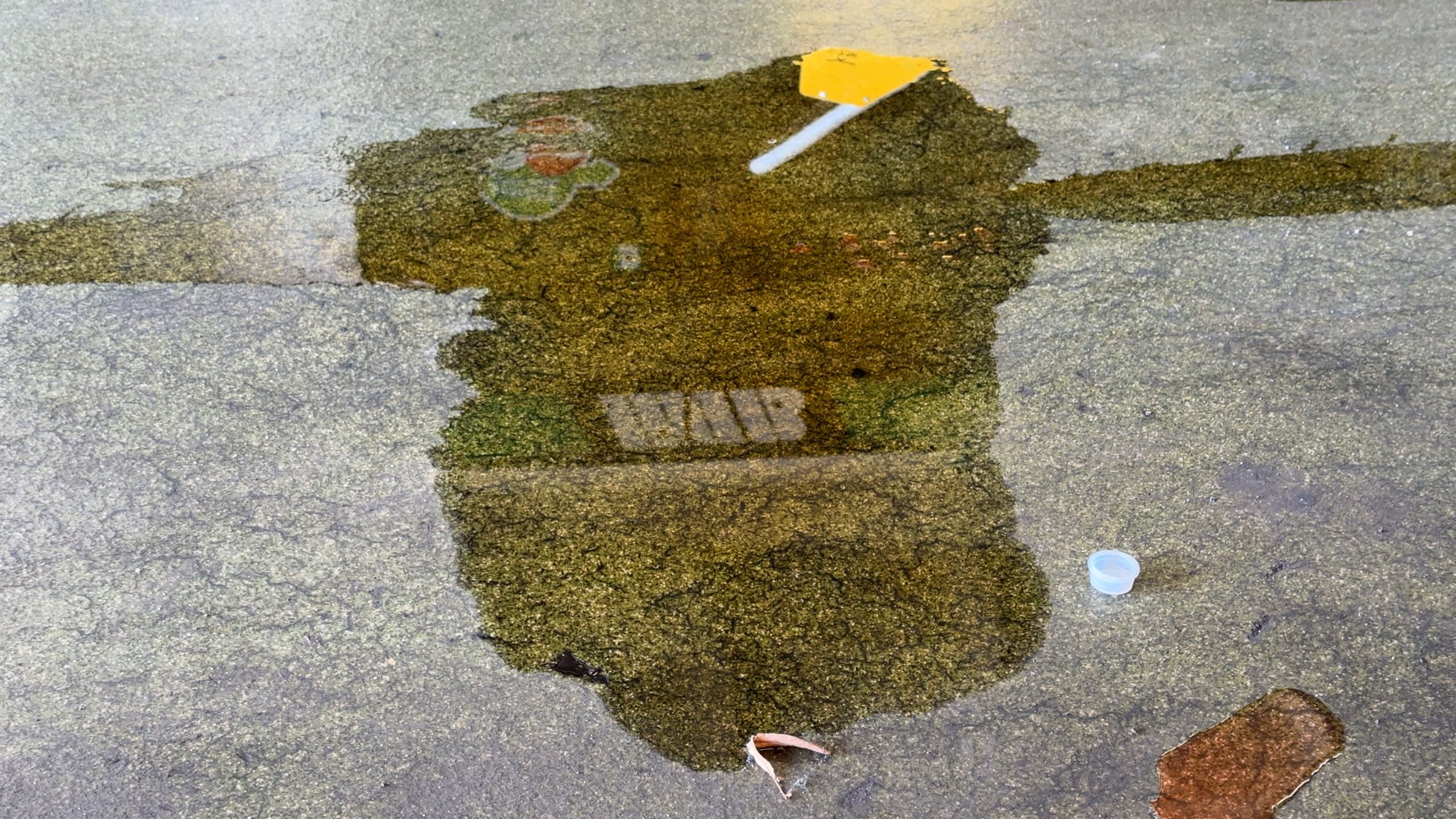 Symbolbild: Wasserpfütze in der Werkstatt