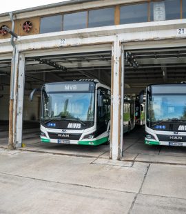 Zwei Busse im Busdepot (Abstellhalle)