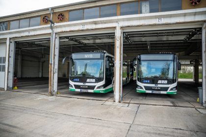 Zwei Busse im Busdepot (Abstellhalle)