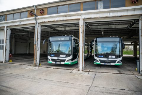 Zwei Busse im Busdepot (Abstellhalle)