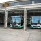 Zwei Busse im Busdepot (Abstellhalle)