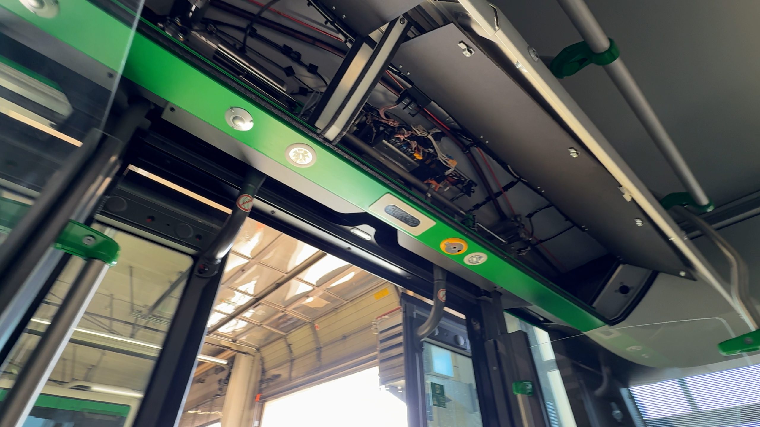 Blick in die Türsteuerung eines Busses